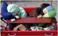 2 Kinder schlafen mit Kissen
