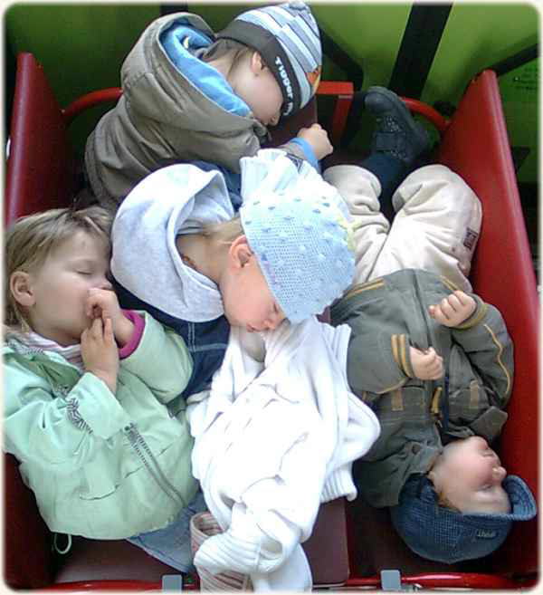 4 Kinder schlafen